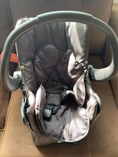 Carrinho de bebê com bebê conforto 