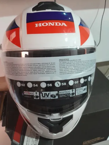 Vende-se esse capacete novinha na Caixa