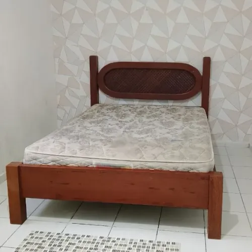 Cama de madeira maciça