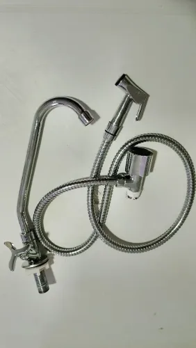 Torneira e ducha cromada