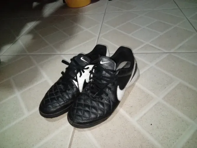 Chuteira Nike Tiempo Society (número 40)
