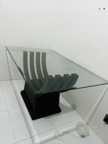 Mesa de Jantar em Vidro com Base de Madeira Maciça - Design Curvo