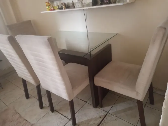 Mesa de quatro cadeiras