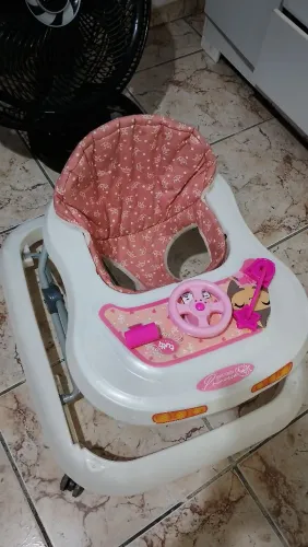 Vendo andador de menina ou troco por triciclo que nem está na imagem