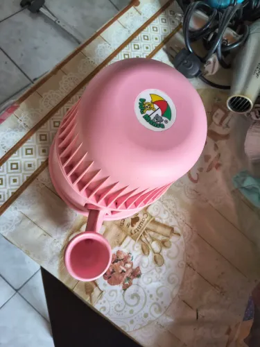 Sanitário para pet rosa e bebedouro