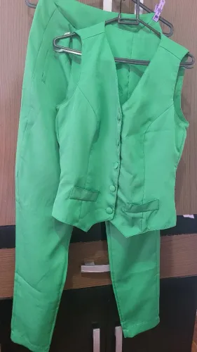 Conjunto calça e colete verde bandeira