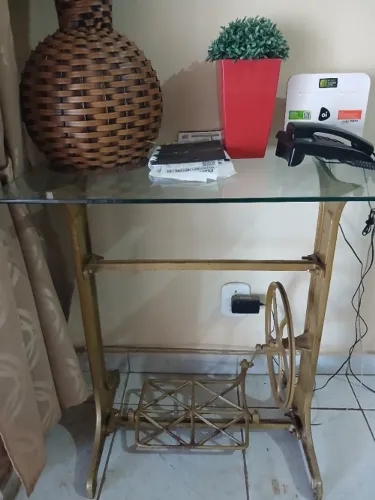 BASE MESA DE COSTURA COM TAMPO DE VIDRO RELIQUIA COR OURO ENVELHECIDO