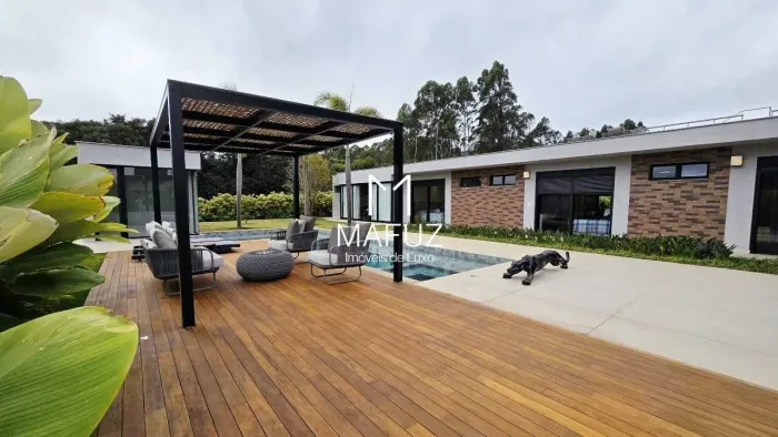 CASA TÉRREA COM 5 SUÍTES, GOURMET COMPLETO E LAZER COM PISCINA E SAUNA