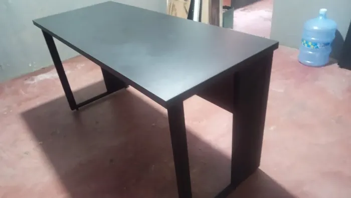 Mesa de escritório preta
