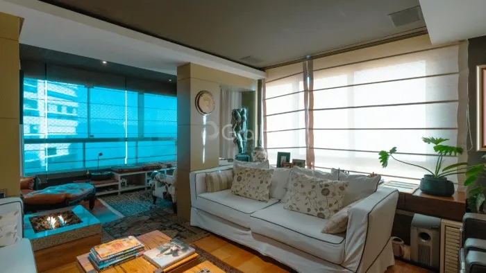 Cobertura de 303m² com 4 quartos sendo 2 suítes na Agronômica