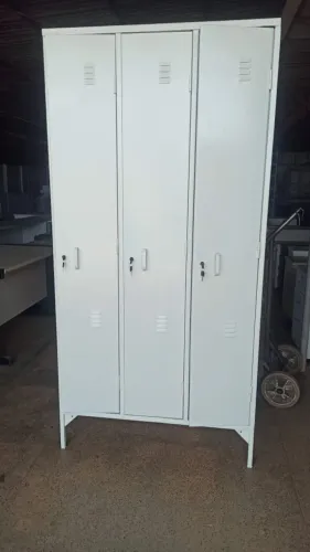 Armário de aço branco com 3 portas