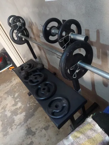 Kit de musculação completo 50kg de anilhas, barras, banco e suporte de supino