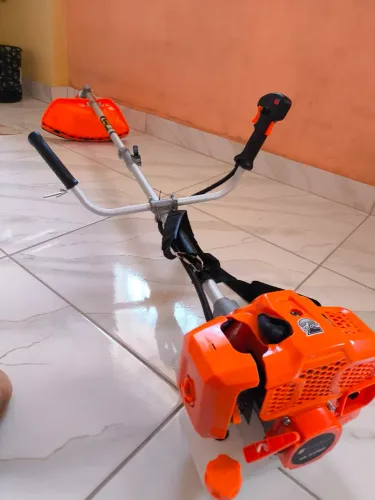 Roçadeira nakazaki 83 cc