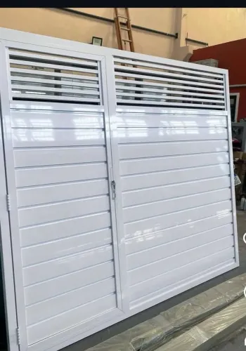 Portão de alumínio branco