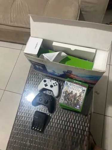 Xbox one s 1tb com 2 controles,pilhas recarregáveis Duracell,todos os cabos e a caixa