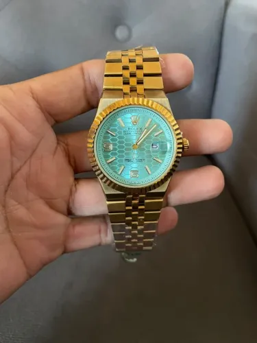 Relógio Rolex oyster Bracelete dourado fundo azul marinho