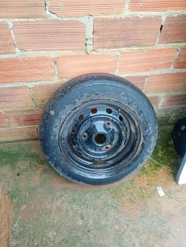 Vendo uma roda de ferro aro 14 com pneu meia vida