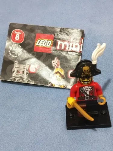 LEGO minifigura Pirate Captain, Series 8 (completa, com base, acessório e catálogo)