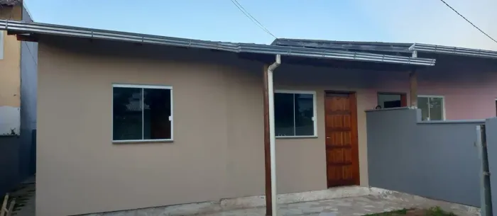 Alugo casa de dois quartos no Rio Tavares