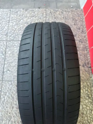Um pneu 225/35/20