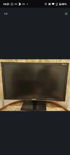 Dois monitores 1 s24 Samsung e 1 e2250v