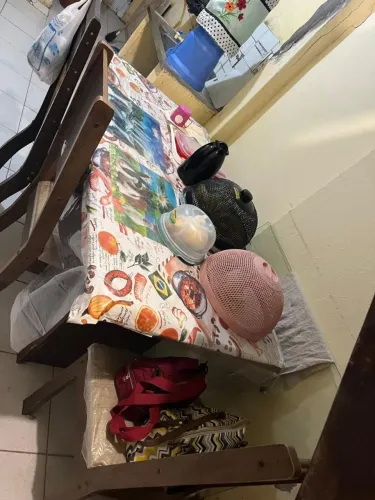 Mesa grande com espaço para 6 pessoas usadas