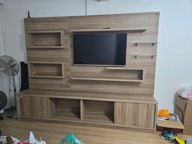 Estante Home Theater / Painel para Sala Amadeirado com Prateleiras