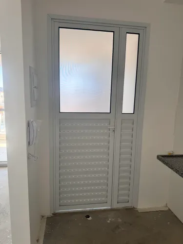 Porta de Alumínio com Veneziana e Vidro Canelado 1,10x1,22m