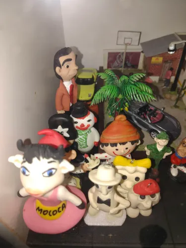 Miniaturas de figuras clássicas de produtos dos anos 70