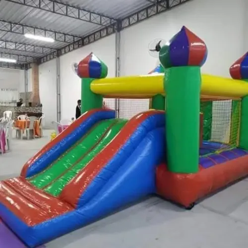 Castelo inflável com escorregador