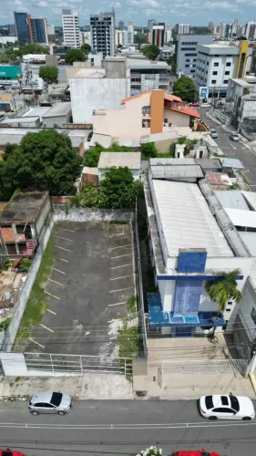 PRÉDIO COM ESTACIONAMENTO NO VIEIRALVES EM MANAUS, 10 SALAS