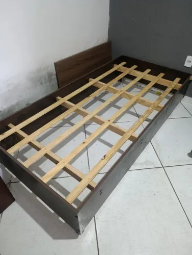 vendo cama de solteiro de madeira+ colchão marca ortobom 550 reais obs : muito novo