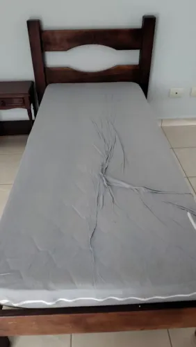 Cama de madeira solteira 