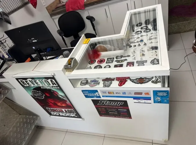 Balcão MDF Branco loja de roupas supermercado