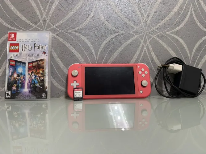 Nintendo Switch Lite Coral + Carregador Original + 2 Jogos (LEGO Harry Potter e FIFA 22)