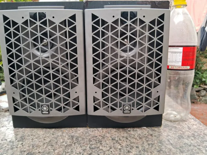 Par de caixas acústicas Yamaha, modelo NX-GX500 impedância 6 ohms 3 vias 
