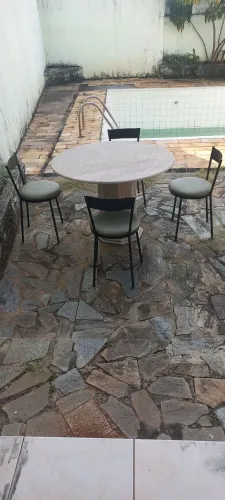 Mesa de mármore com 04 cadeiras