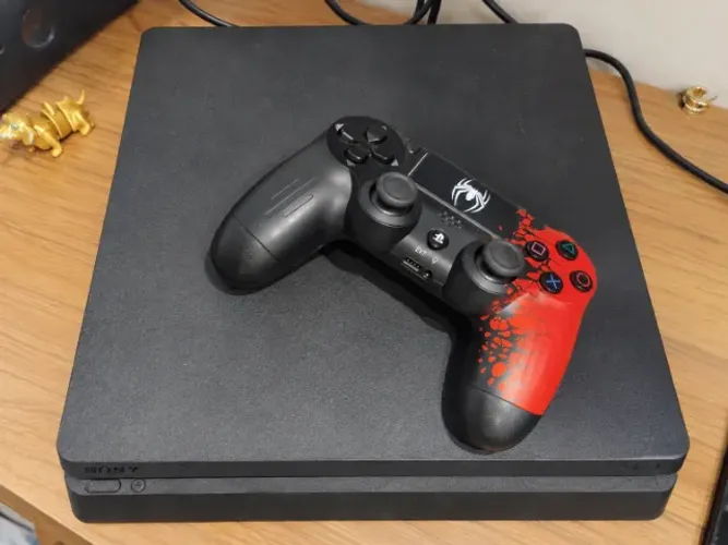 PS4 Slim 1TB D.e.s.b.l.o.q.u.e.a.d.o 6.72 com controle e caixa