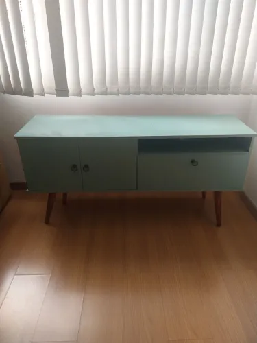 Vendo um rack pés de madeira 