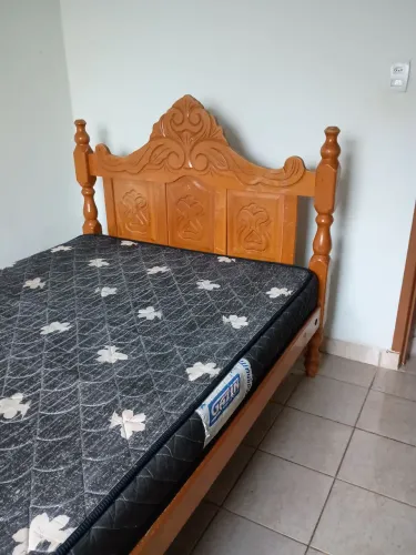 Cama de casal em madeira entalhada