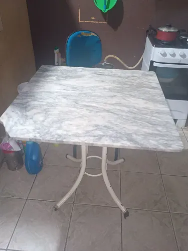 Mesa com pedra de mármore sem cadeira em perfeito estado.