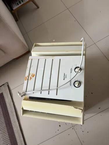 Oportunidade Única! Aparelho de ar condicionado de Janela, Midea! Funcionando!