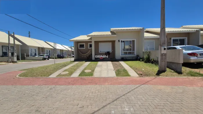Casa em condomínio em Cachoeirinha com 03 dormitórios, 01 suíte, 02 vagas e amplo pátio. C