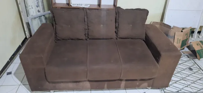 Sofa 3 lugares marrom escuro tecido
