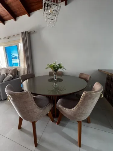 Mesa em madeira maciça e laqueada uma joia 
