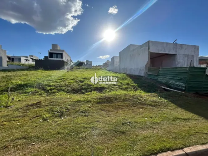 Terreno em condomínio disponível para venda no bairro Granja Marileusa em Uberlândia-MG