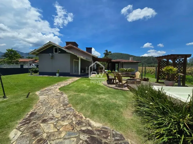 Casa Semi Mobiliada com 240m² em Schroeder, SC