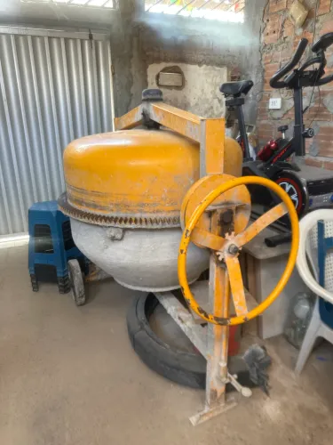 Vendo máquina betoneira nova apenas um mês de uso!