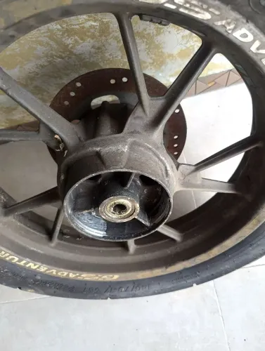 Roda aro 17 em liga leve para moto.