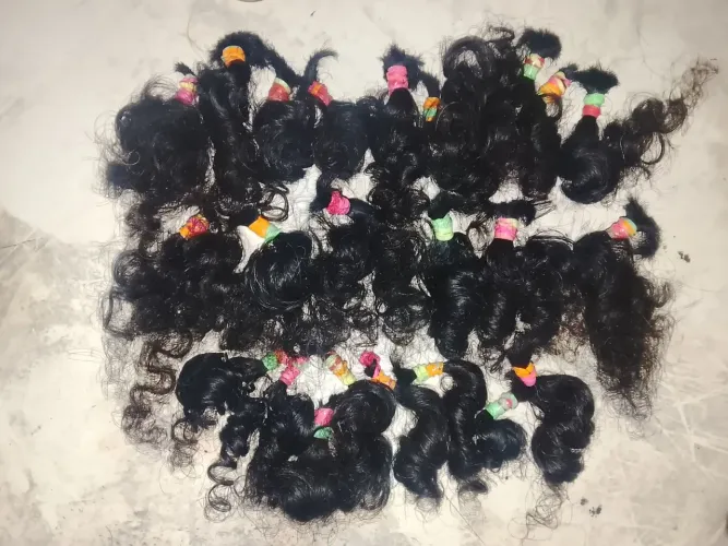 Vende-se um cabelo humano natural 250g 35cm uma cabeça ótimo pra quem quer fazer um Blek